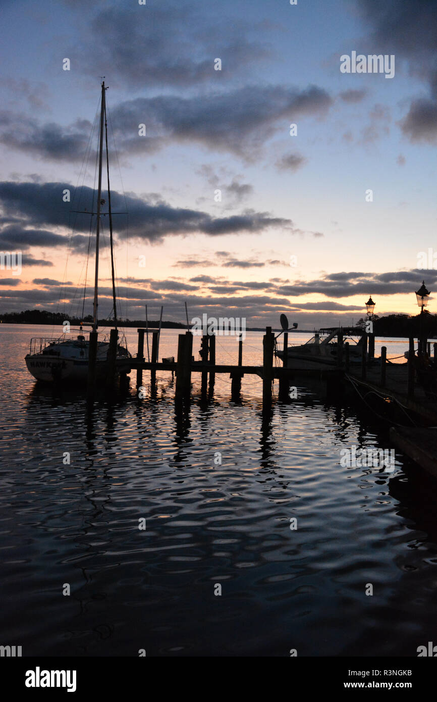 L'aube sur la rivière Pasquotank dans Elizabeth City en Caroline du Nord où l'Intracoastal Dismal Swamp Canal relie avec l'Albemarle Sound. Banque D'Images