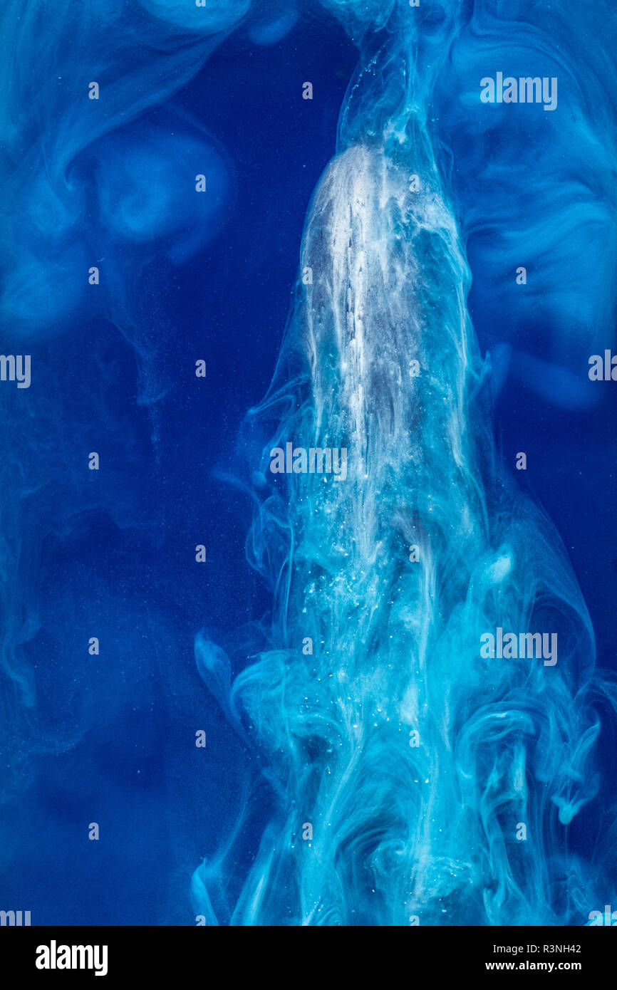 Abstract pattern de tomber dans l'eau goutte d'encre bleu encre cyan - dissous dans l'eau sur bleu Banque D'Images