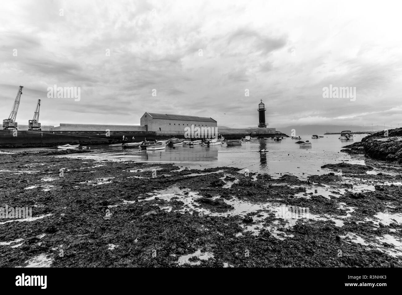 Une plage et le phare à l'extérieur de Bouzas - Vigo - Galice - Espagne Banque D'Images