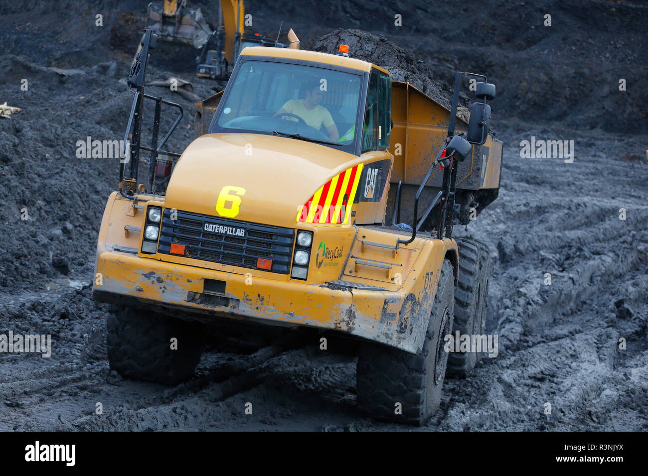 Un Tombereau articulé Caterpillar 740 travaillant sur place dans Recycoal usine de recyclage du charbon dans la région de Rossington Doncaster,qui a été démoli. Banque D'Images