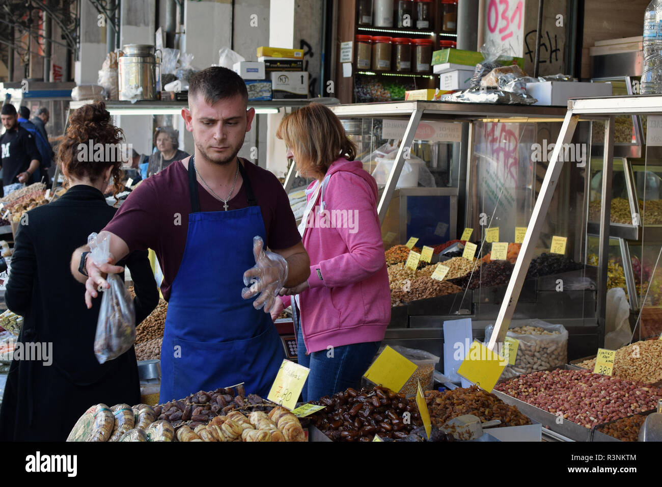 Athènes, Grèce - 17 octobre 2018 : les fournisseurs et les clients à des fruits séchés et des noix sur le marché de la rue Athinas. Banque D'Images