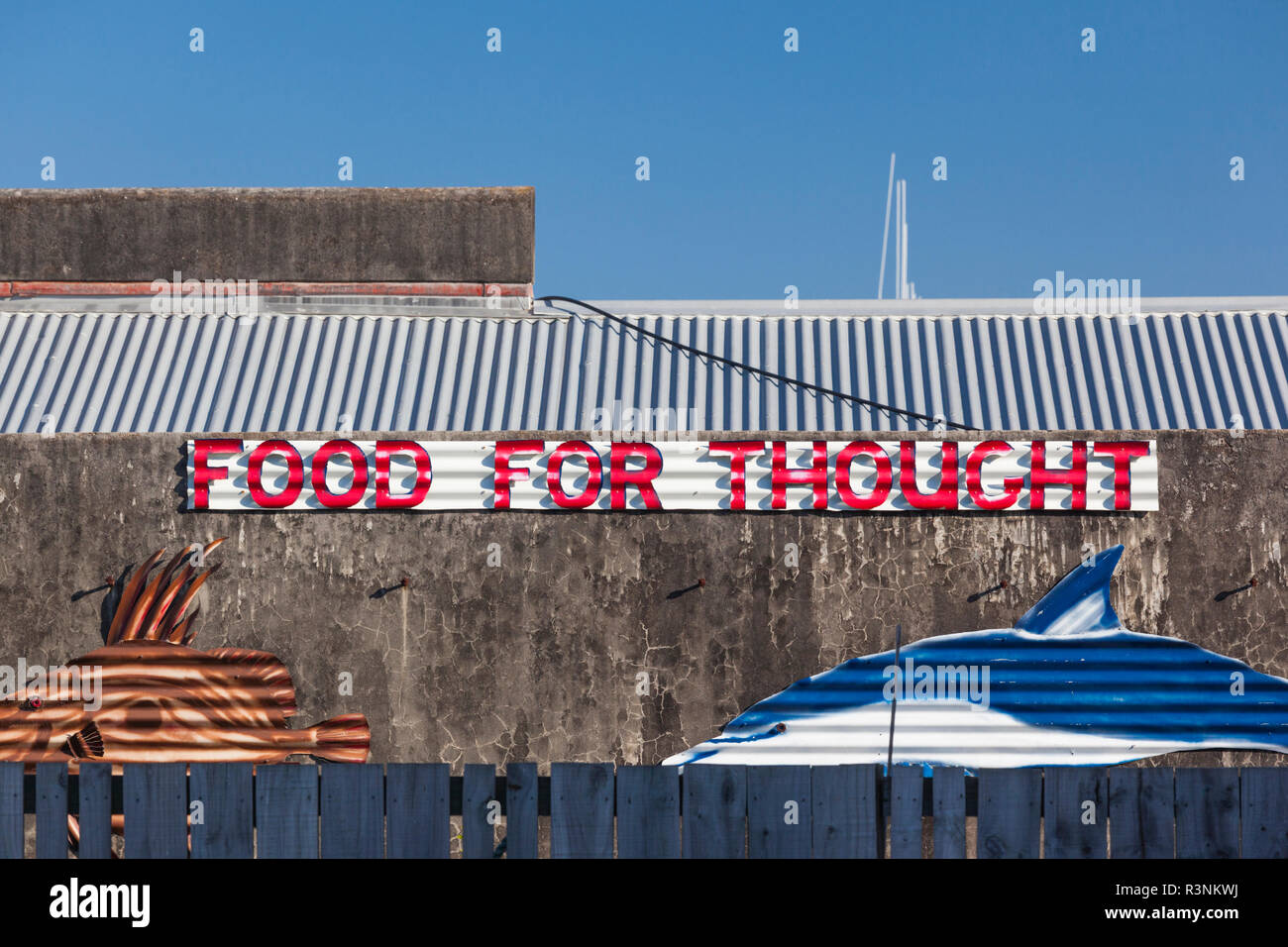 Nouvelle Zélande, île du Nord, péninsule de Coromandel. Thames, matière à réflexion, sign Banque D'Images