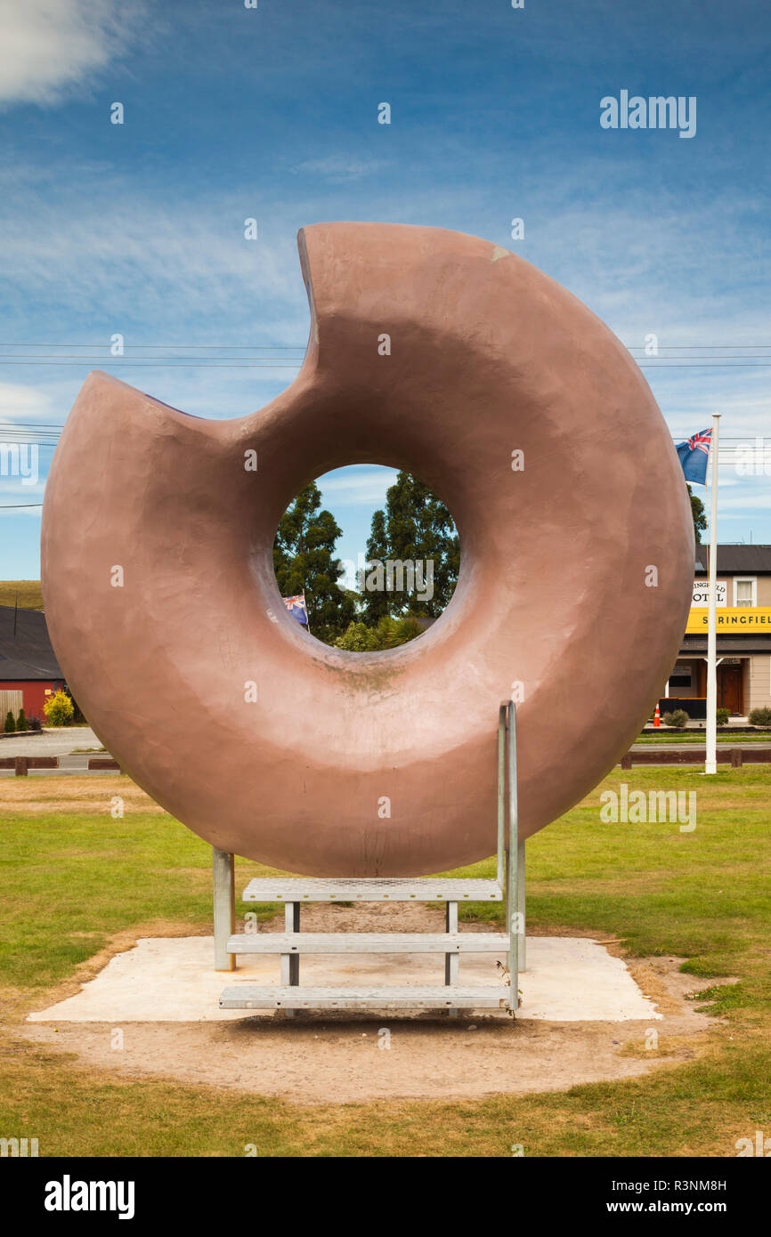 Nouvelle Zélande, île du Sud, District de Selwyn, Springfield, grande sculpture donut construit pour promouvoir Les Simpson - Le Film Banque D'Images