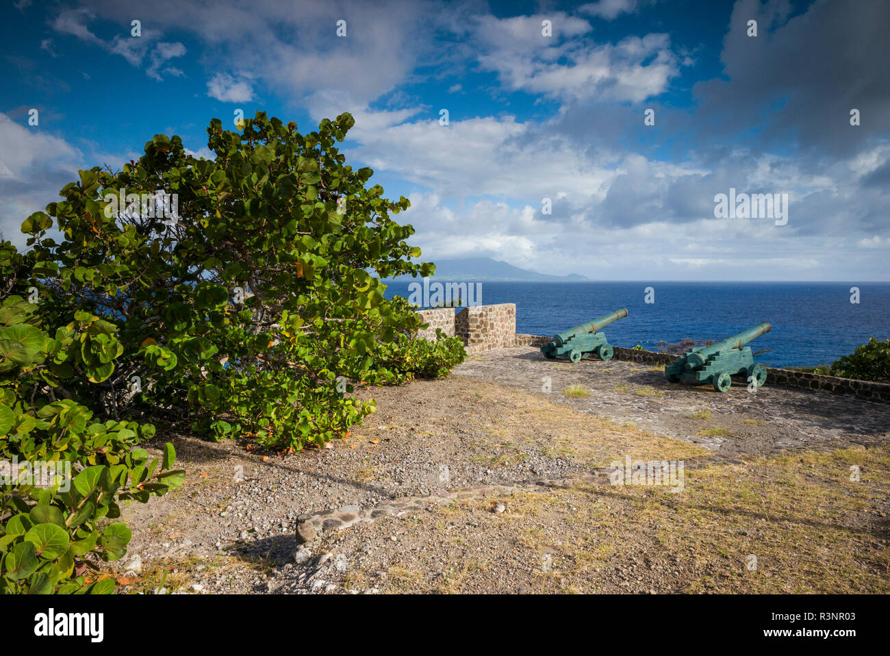 Saint Eustache. Fort de Windt ruines du fort, avec vue vers l'île de Saint-Kitts Banque D'Images