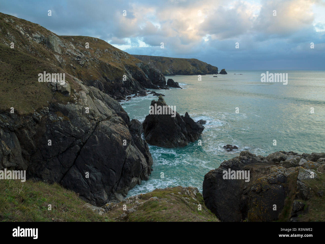 Ogo Dour Cove, sur la côte de Cornouailles Lézard Banque D'Images