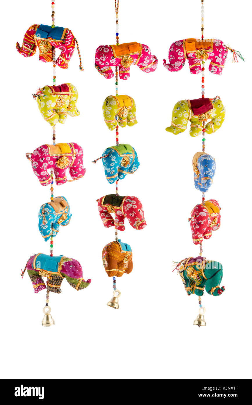 Indian handmade carillons de vent avec des cloches et de l'éléphant jouet décoration modèle. Les pendaisons décoratif avec miroir et perles travail. Banque D'Images