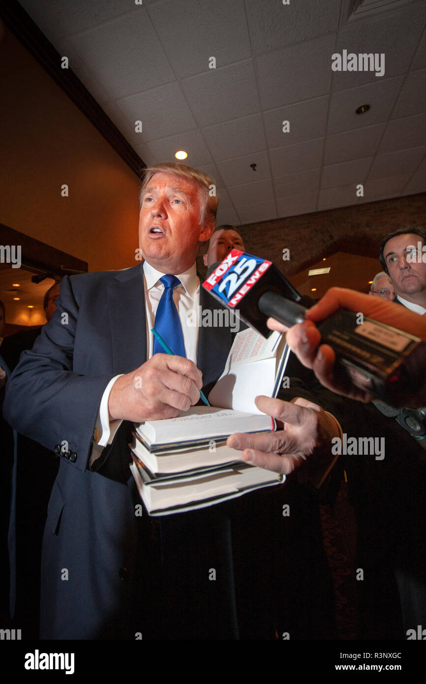 L'ancien avocat et fixateur de Trump, Michael Cohen, et Donald Trump sont de retour lorsqu'ils étaient des amis. Donald J. Trump, vrai Estater et animateur de télévision, flirte avec l'idée de se représenter à la présidence lors des élections de 2012. L'une des nombreuses visites importantes qu'il a faites a été à la Chambre de commerce de Nashua au New Hampshire. Banque D'Images