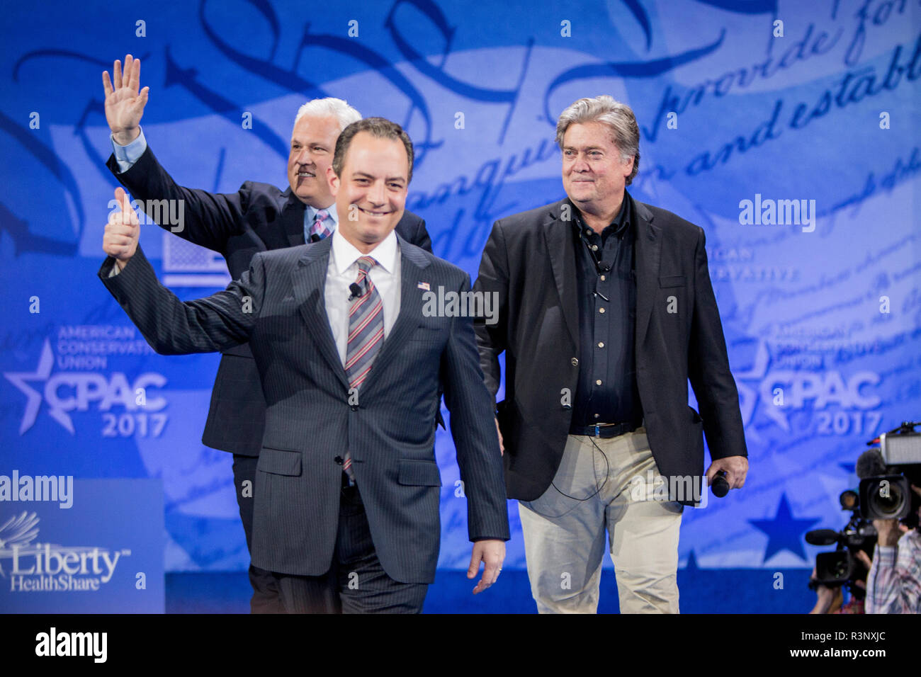 Steve Bannon et Reince Priebus parlent à la Conférence sur l'action politique des conservateurs du CPAC lorsqu'ils étaient respectivement stratège en chef à la Maison-Blanche et chef d'état-major à la Maison-Blanche. Banque D'Images