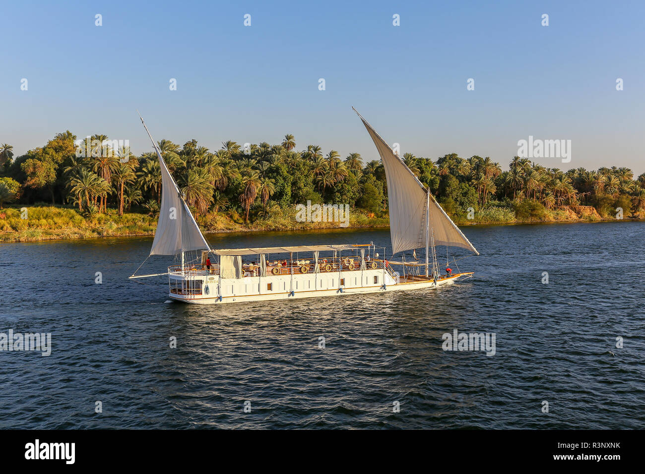 Les gens à bord d'un voilier Dahabiya sur mesure appelé MS Donia Dahabiya, un bateau de croisière sur le Nil, l'Egypte, l'Afrique Banque D'Images