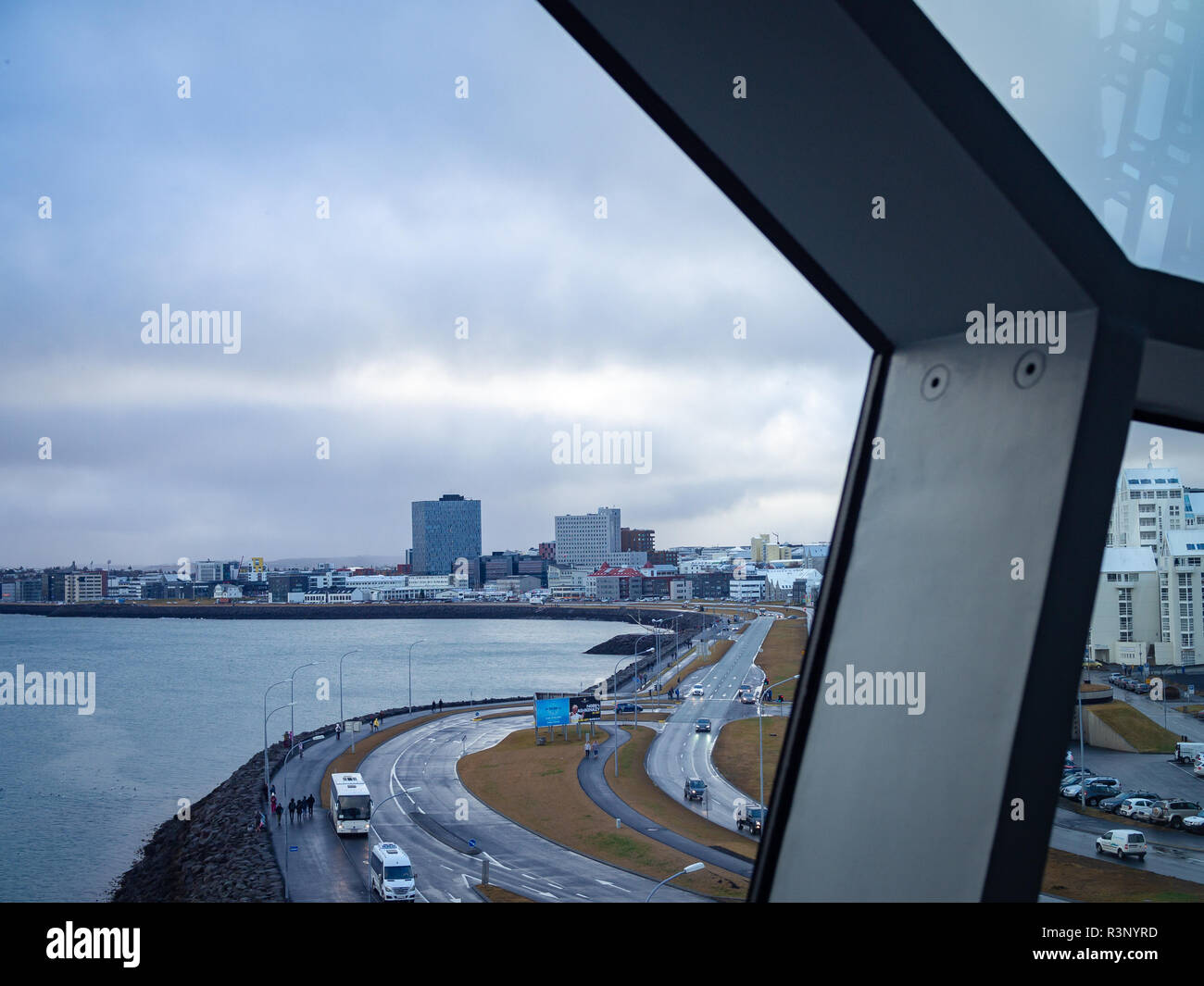 REYKJAVIK, ISLANDE-Octobre 24, 2018 : vue sur le centre-ville à travers les fenêtres de l'Harpa concert hall (centre de conférences) Banque D'Images