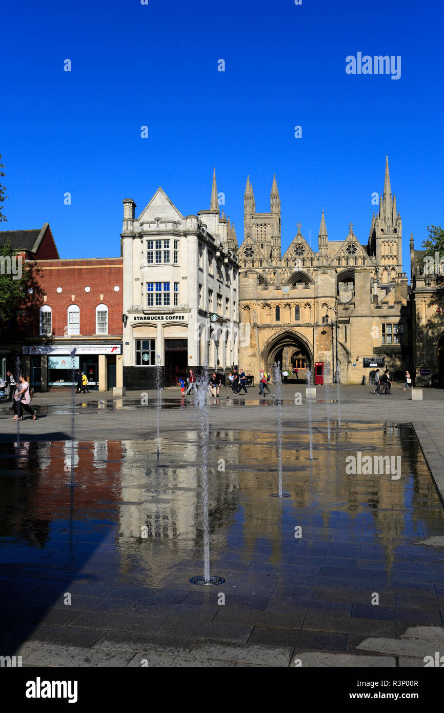 L'eau des fontaines dans la place de la cathédrale, la Ville de Peterborough, Cambridgeshire, Angleterre, RU Banque D'Images