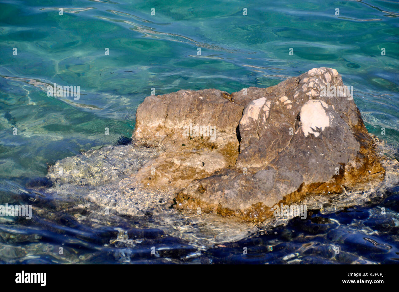 Gros rocher dans l'eau de mer bleu calme attraction touristique Banque D'Images