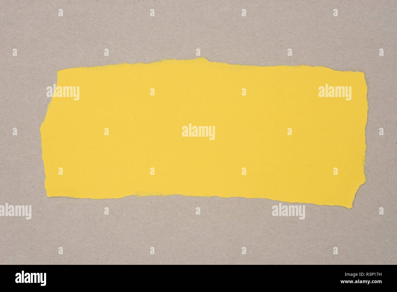 Couleur jaune morceau de papier déchiré sur la texture de fond gris Banque D'Images