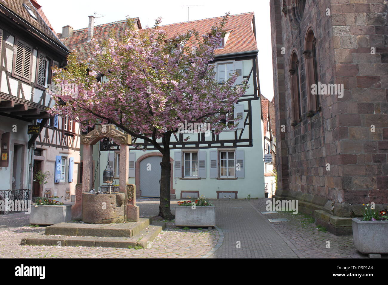 La place du village en Alsace, France Banque D'Images
