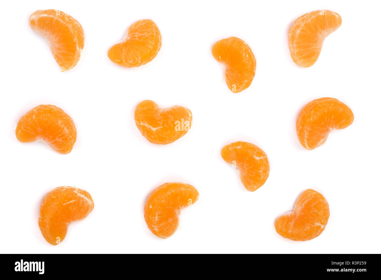 Tranches de mandarine mandarine ou avec des feuilles isolées sur fond blanc. Mise à plat, vue du dessus. Composition de fruits Banque D'Images