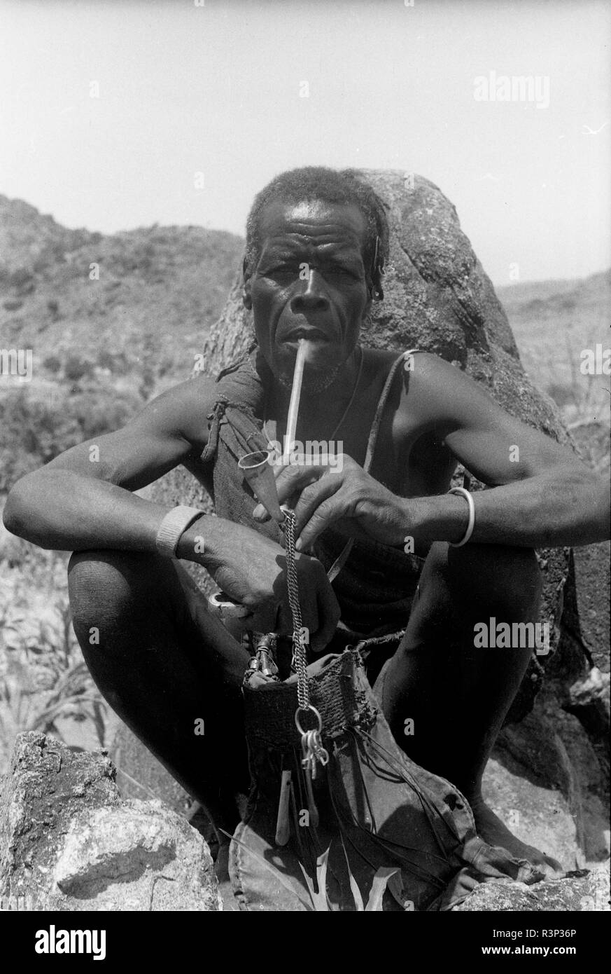 Cameroun 1950 tribesman pipe Banque D'Images