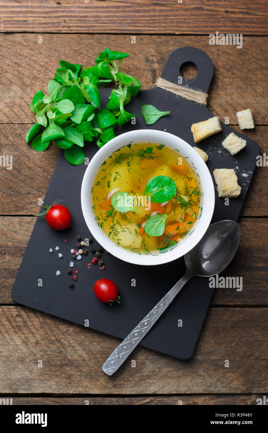 Soupe de légumes à la carotte, le poivron, la pomme de terre, poireau et les herbes, de bols de soupe repas végétarien, sain Banque D'Images