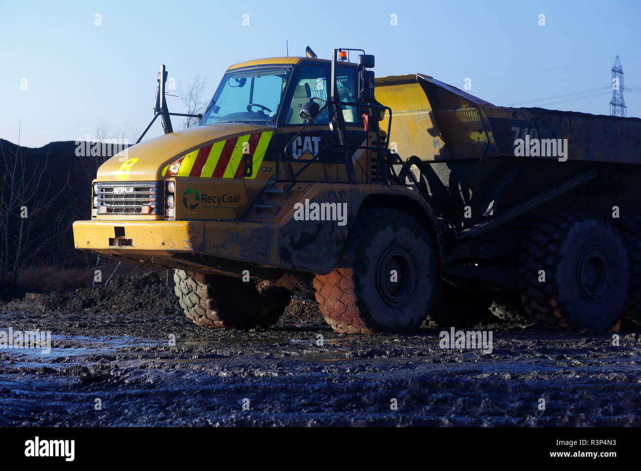 Un Tombereau articulé Caterpillar 740 travaillant sur place dans Recycoal usine de recyclage du charbon dans la région de Rossington Doncaster,qui a été démoli. Banque D'Images