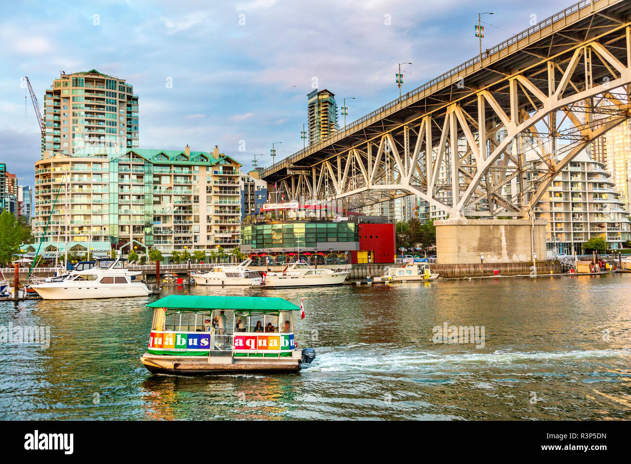 L'île Granville Bridge avec ferry, yachts et les immeubles à appartements, Vancouver, British Columbia, Canada Banque D'Images