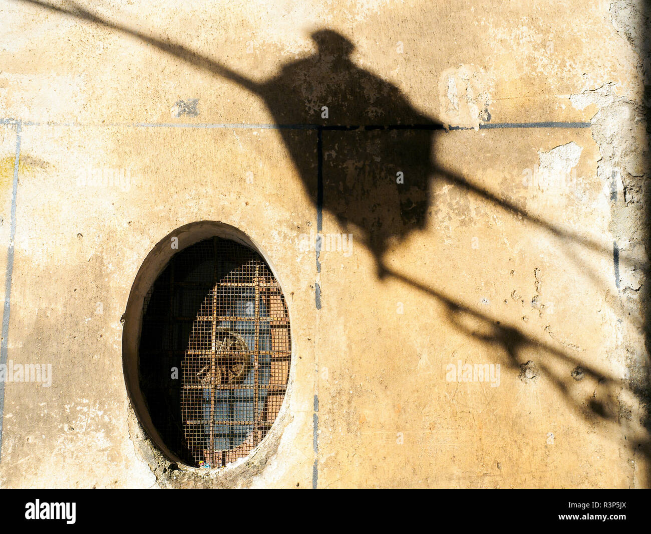 Lampadaire ombre sur un mur avec une fenêtre - Grotte di Castro - Viterbe, Italie Banque D'Images