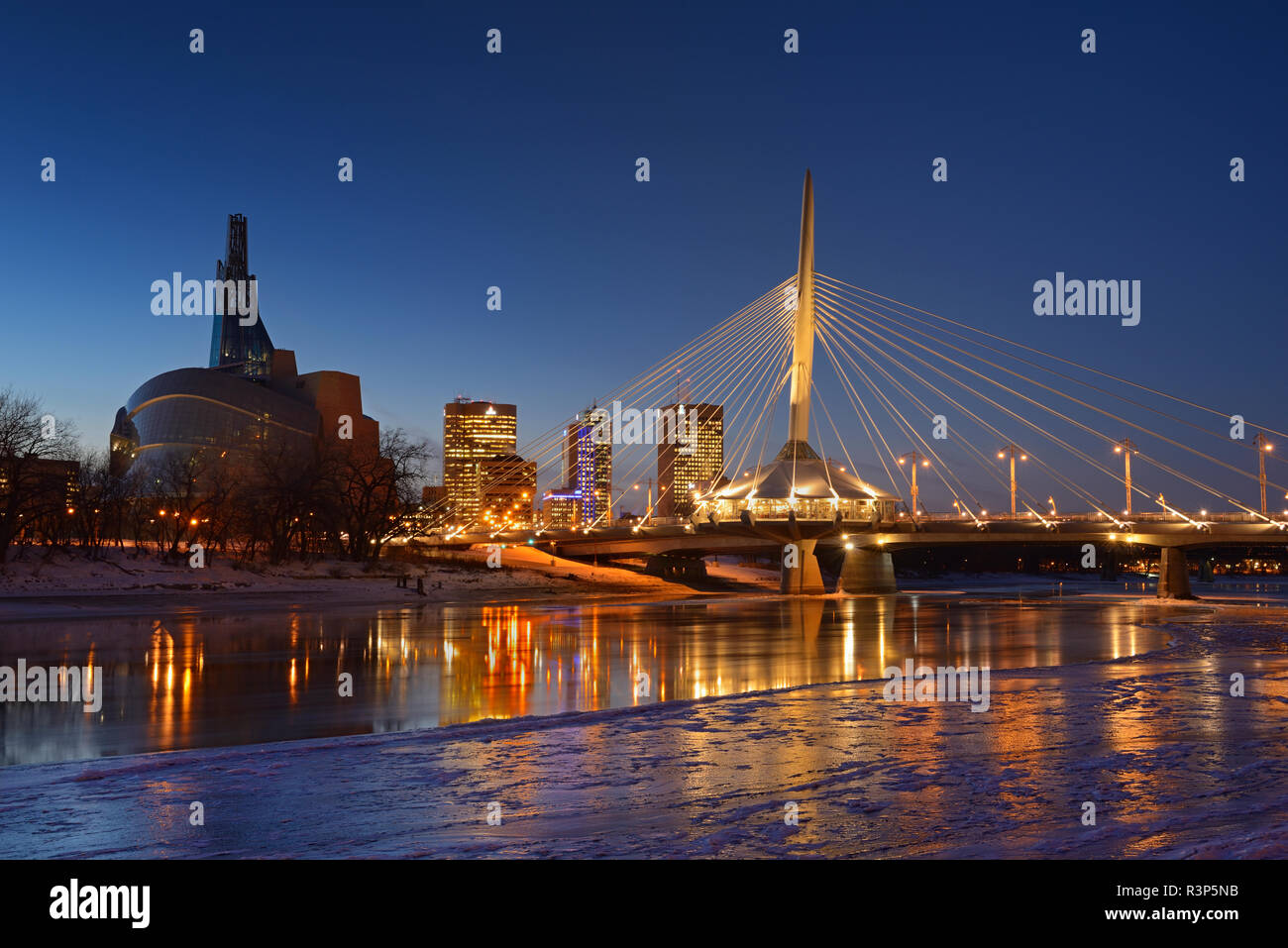 Canada, Manitoba, Winnipeg. L'horizon d'hiver avec le musée et le pont Esplanade Riel dans la nuit. Banque D'Images