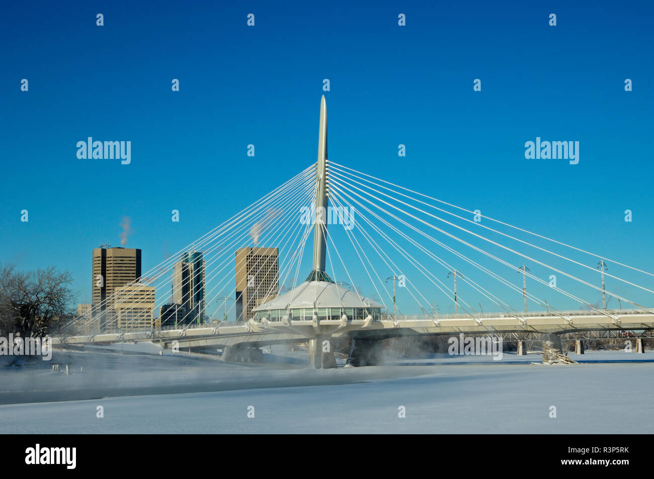 Canada, Manitoba, Winnipeg. L'horizon d'hiver avec le musée et le pont Esplanade Riel. Banque D'Images