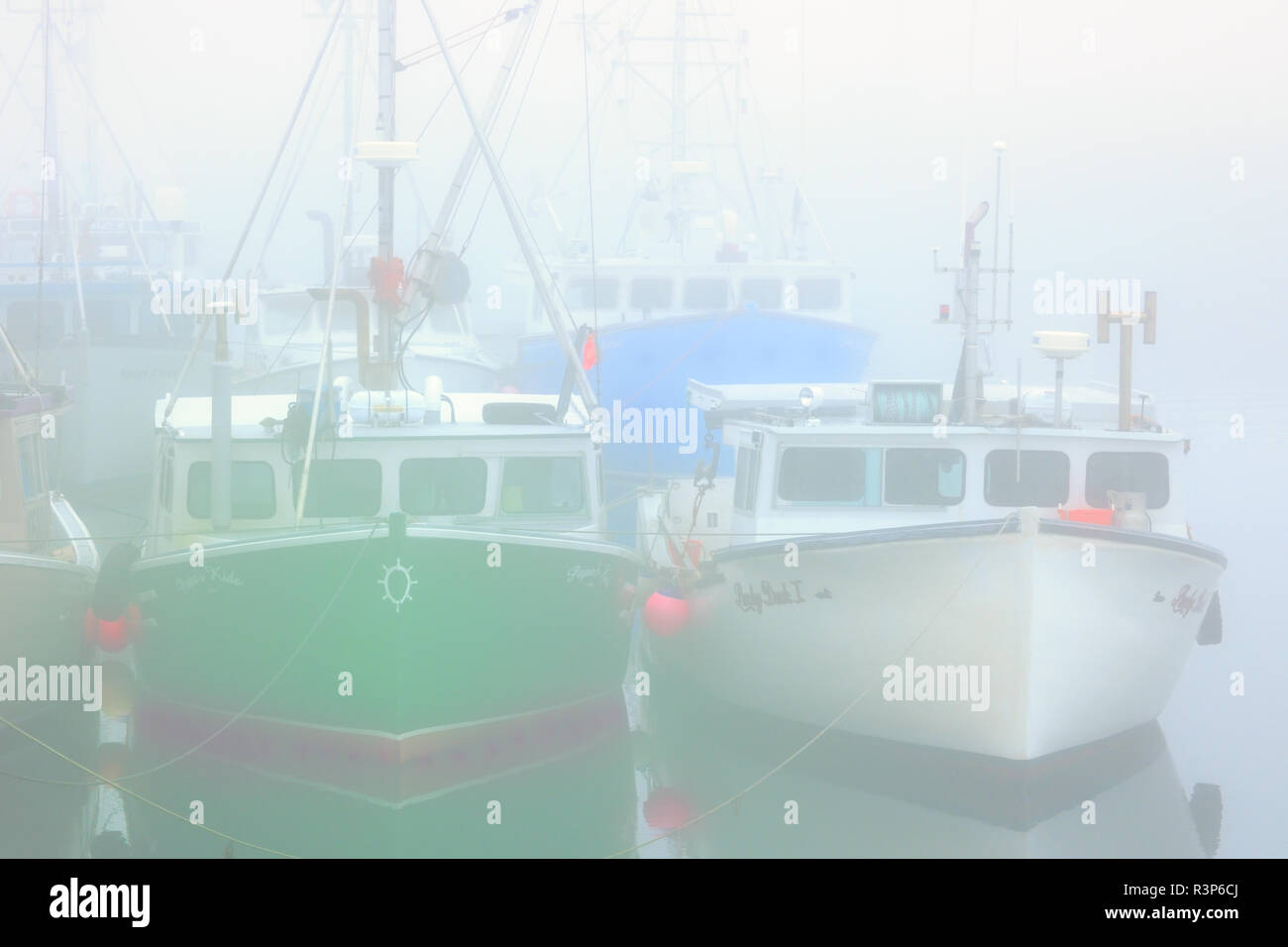 Le Canada, le Nouveau-Brunswick, l'île Grand Manan. Bateaux de pêche dans le brouillard. Banque D'Images Le Canada, le Nouveau-Brunswick, l'île Grand Manan. Bateaux de pêche dans le brouillard. Banque D'Images