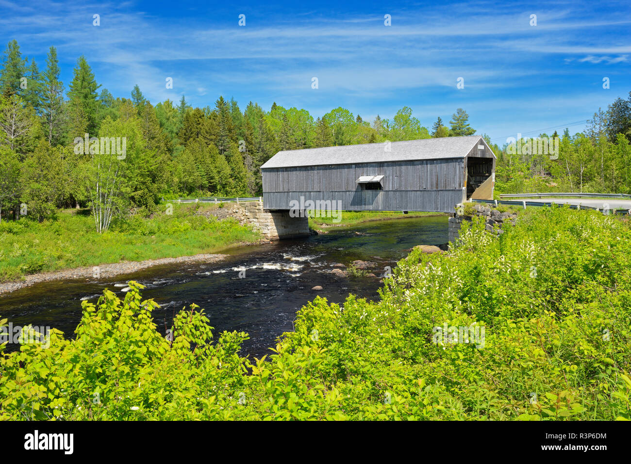 Canada, Nouveau-Brunswick, Saint-Martin. Rivière Didgeguash n° 4 pont couvert. Banque D'Images Canada, Nouveau-Brunswick, Saint-Martin. Rivière Didgeguash n° 4 pont couvert. Banque D'Images
