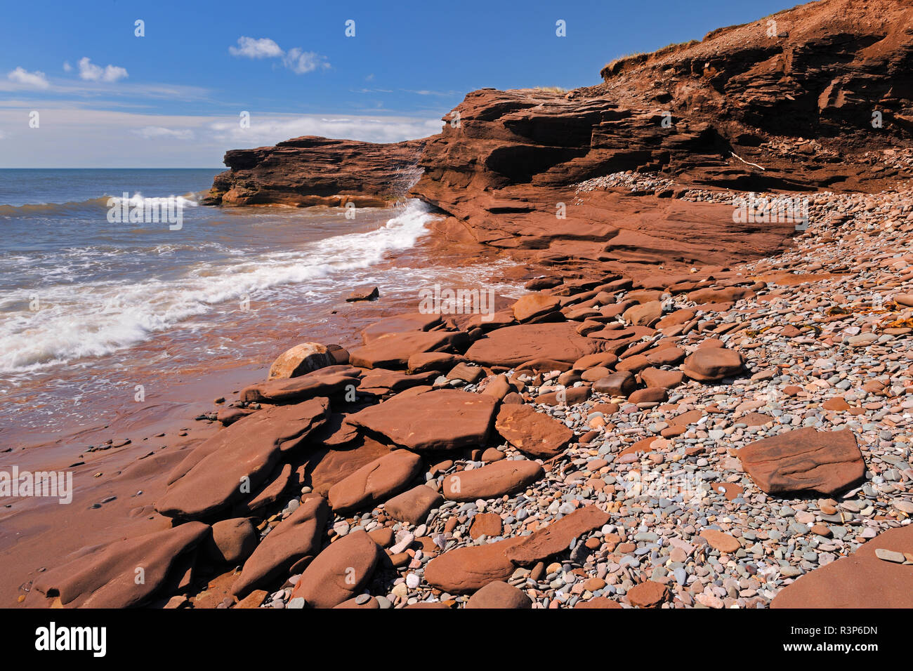 Le Canada, le Nouveau-Brunswick, l'Île de Lamèque. Rock rouge le long du golfe du Saint-Laurent. Banque D'Images Le Canada, le Nouveau-Brunswick, l'Île de Lamèque. Rock rouge le long du golfe du Saint-Laurent. Banque D'Images