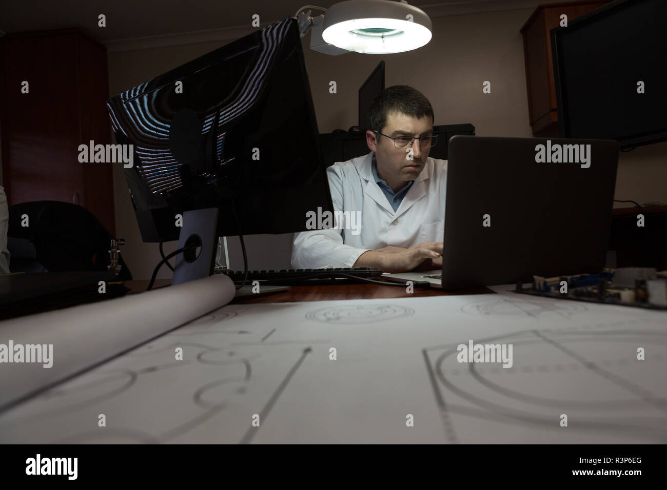 La robotique ingénieur travaillant au bureau Banque D'Images