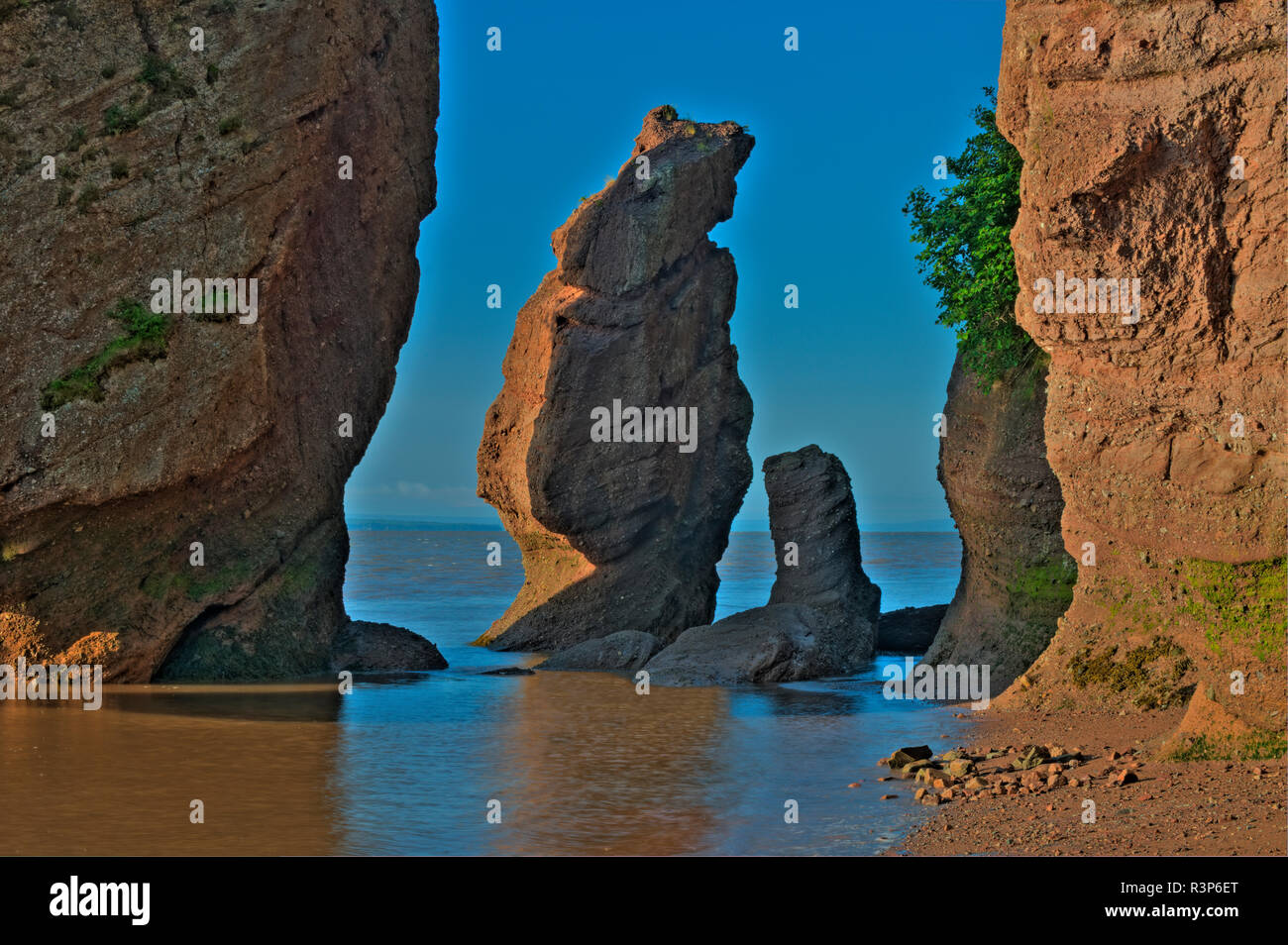 Canada, Nouveau-Brunswick, les Rocks Provincial Park. Les rochers de Hopewell Cape au lever du soleil, à marée basse. Banque D'Images Canada, Nouveau-Brunswick, les Rocks Provincial Park. Les rochers de Hopewell Cape au lever du soleil, à marée basse. Banque D'Images