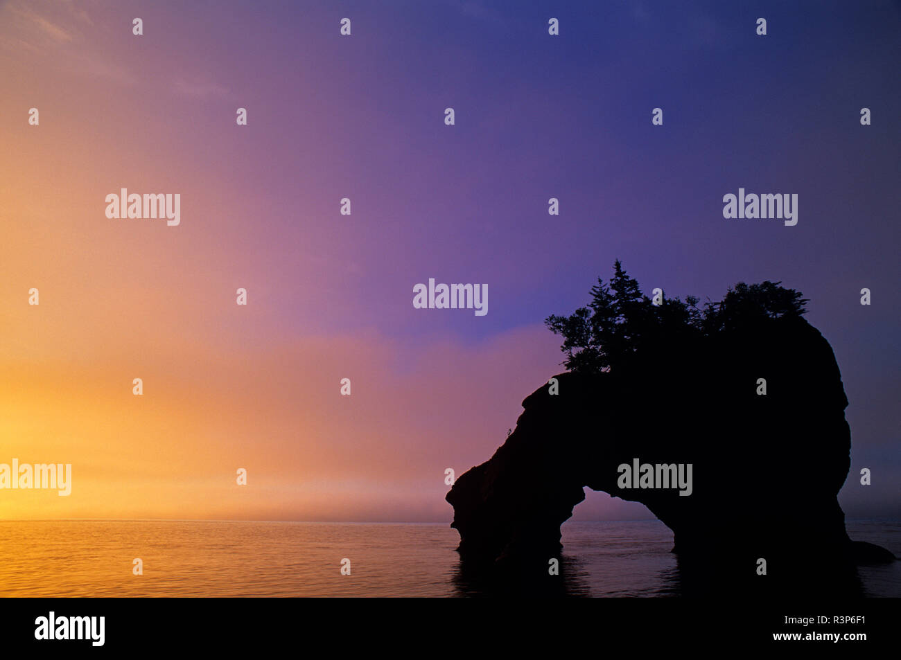 Canada, Nouveau-Brunswick, les Rocks Provincial Park. Formation en baie de Fundy au coucher du soleil. Banque D'Images Canada, Nouveau-Brunswick, les Rocks Provincial Park. Formation en baie de Fundy au coucher du soleil. Banque D'Images