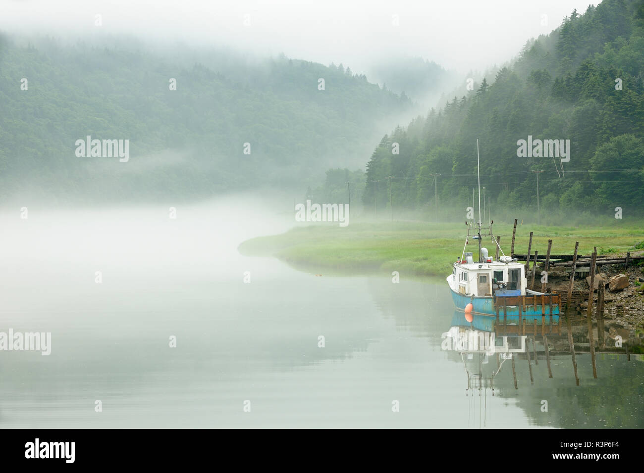 Canada, Nouveau-Brunswick, Alma. Bateau de pêche et le brouillard. Banque D'Images Canada, Nouveau-Brunswick, Alma. Bateau de pêche et le brouillard. Banque D'Images