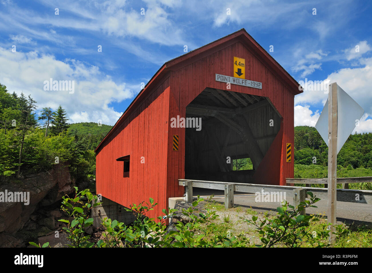 Canada, Nouveau-Brunswick, le parc national Fundy. Pont couvert de rouge à Point Wolfe. Banque D'Images Canada, Nouveau-Brunswick, le parc national Fundy. Pont couvert de rouge à Point Wolfe. Banque D'Images
