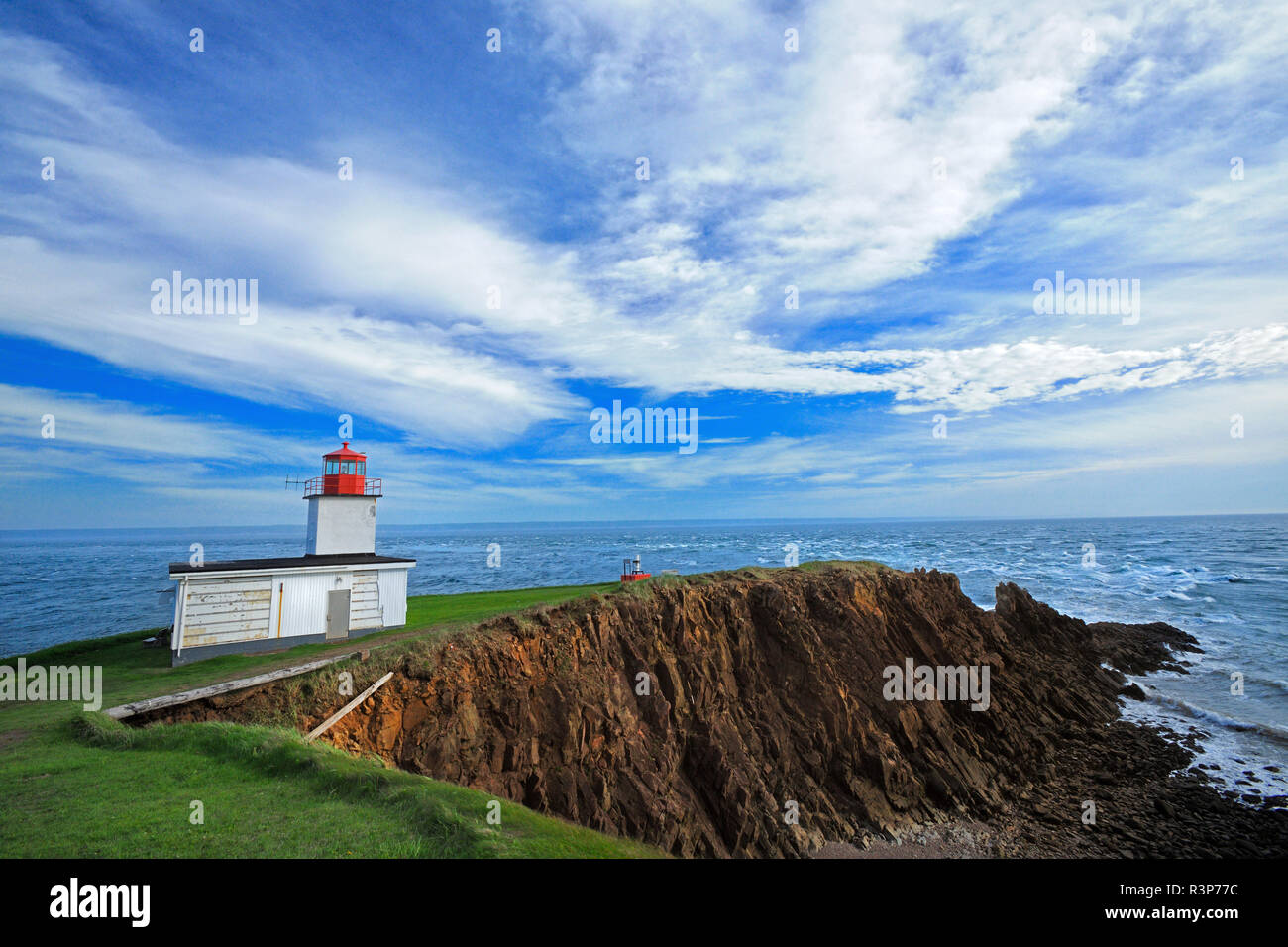 Le Canada, la Nouvelle-Écosse. Cape d'Or le phare sur la baie de Fundy. Banque D'Images