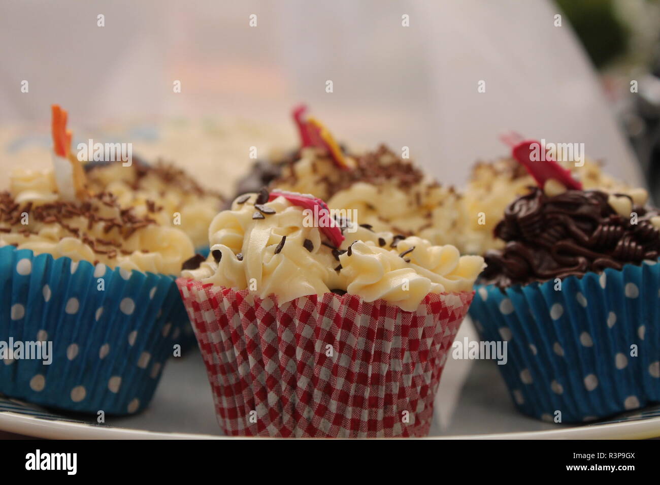 Trois petits gâteaux rouge, blanc et bleu vu du niveau de l'oeil Banque D'Images