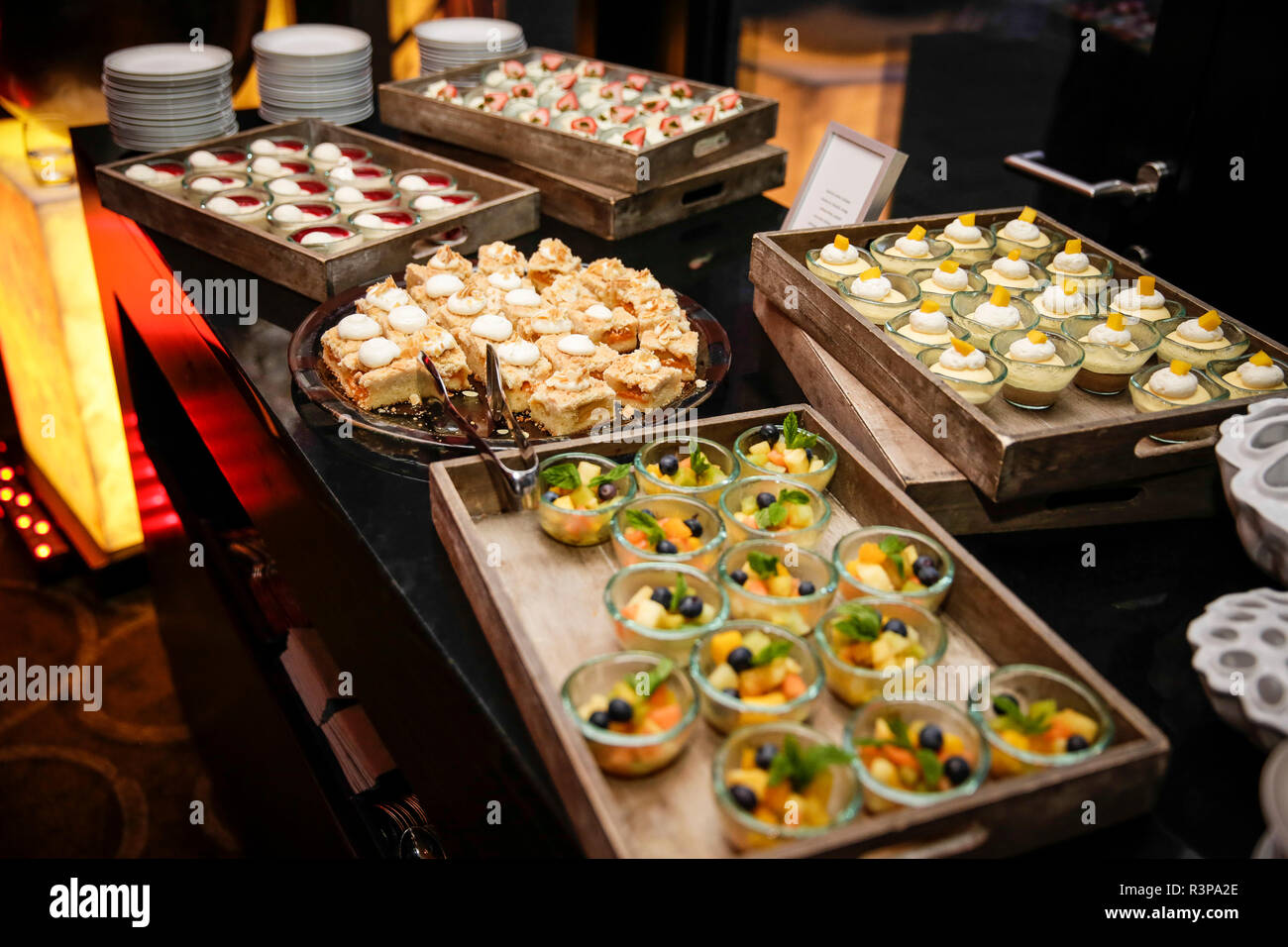 Buffet de desserts au dessert, desserts, gâteaux et salades de fruits Banque D'Images