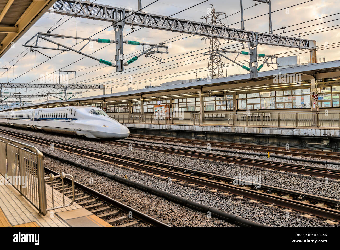 Train Tokaido Shinkansen traversant la gare d'Odawara, Japon Banque D'Images