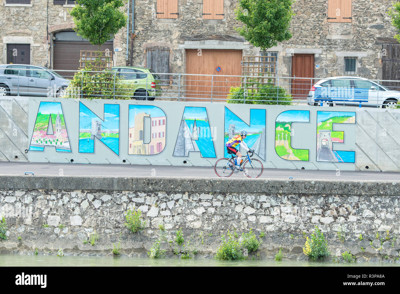 L'homme à vélo sur le Rhône, l'Andance, vallée du Rhône, France Banque D'Images