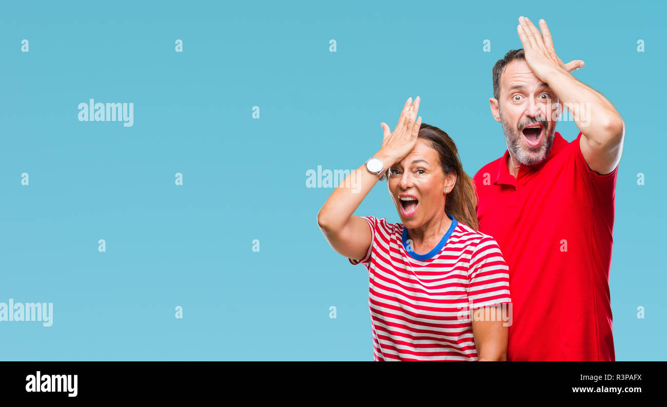 L'âge moyen hispanic couple dans l'amour sur fond isolé surpris avec la main sur la tête pour erreur, n'oubliez pas d'erreur. Vous avez oublié, mauvaise mémoire concept. Banque D'Images L'âge moyen hispanic couple dans l'amour sur fond isolé surpris avec la main sur la tête pour erreur, n'oubliez pas d'erreur. Vous avez oublié, mauvaise mémoire concept. Banque D'Images
