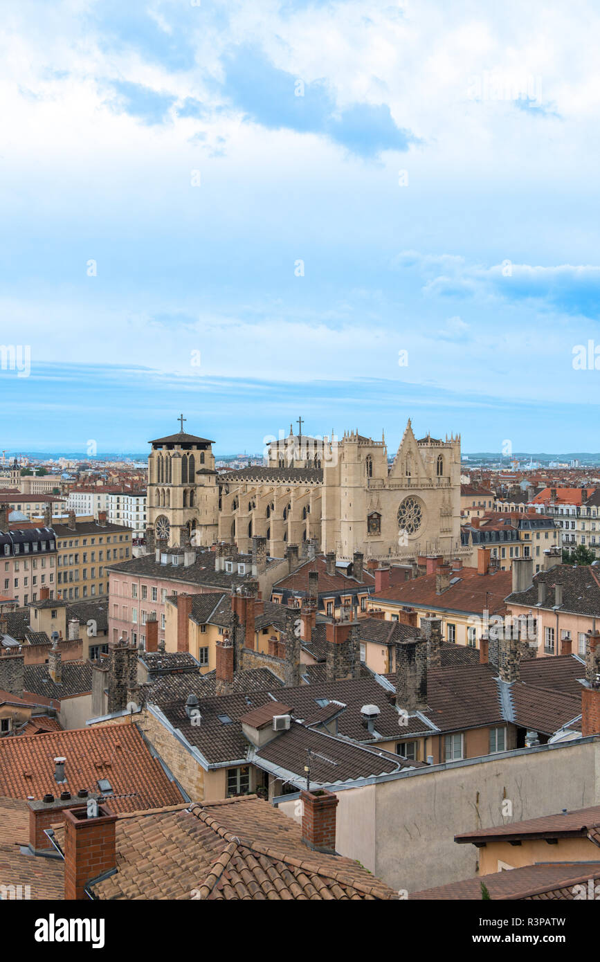 Vue sur les toits de Saint Jean Baptiste de la cathédrale et de la vieille ville, Lyon, France, Europe Banque D'Images Vue sur les toits de Saint Jean Baptiste de la cathédrale et de la vieille ville, Lyon, France, Europe Banque D'Images
