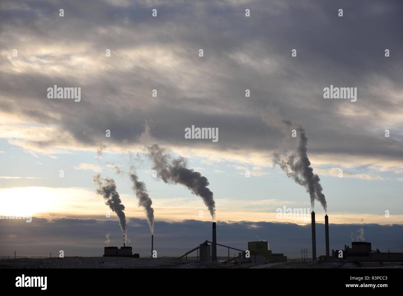 Silhouette des émissions de cheminées provenant d'une centrale au charbon près de Gillette, Wyoming Banque D'Images