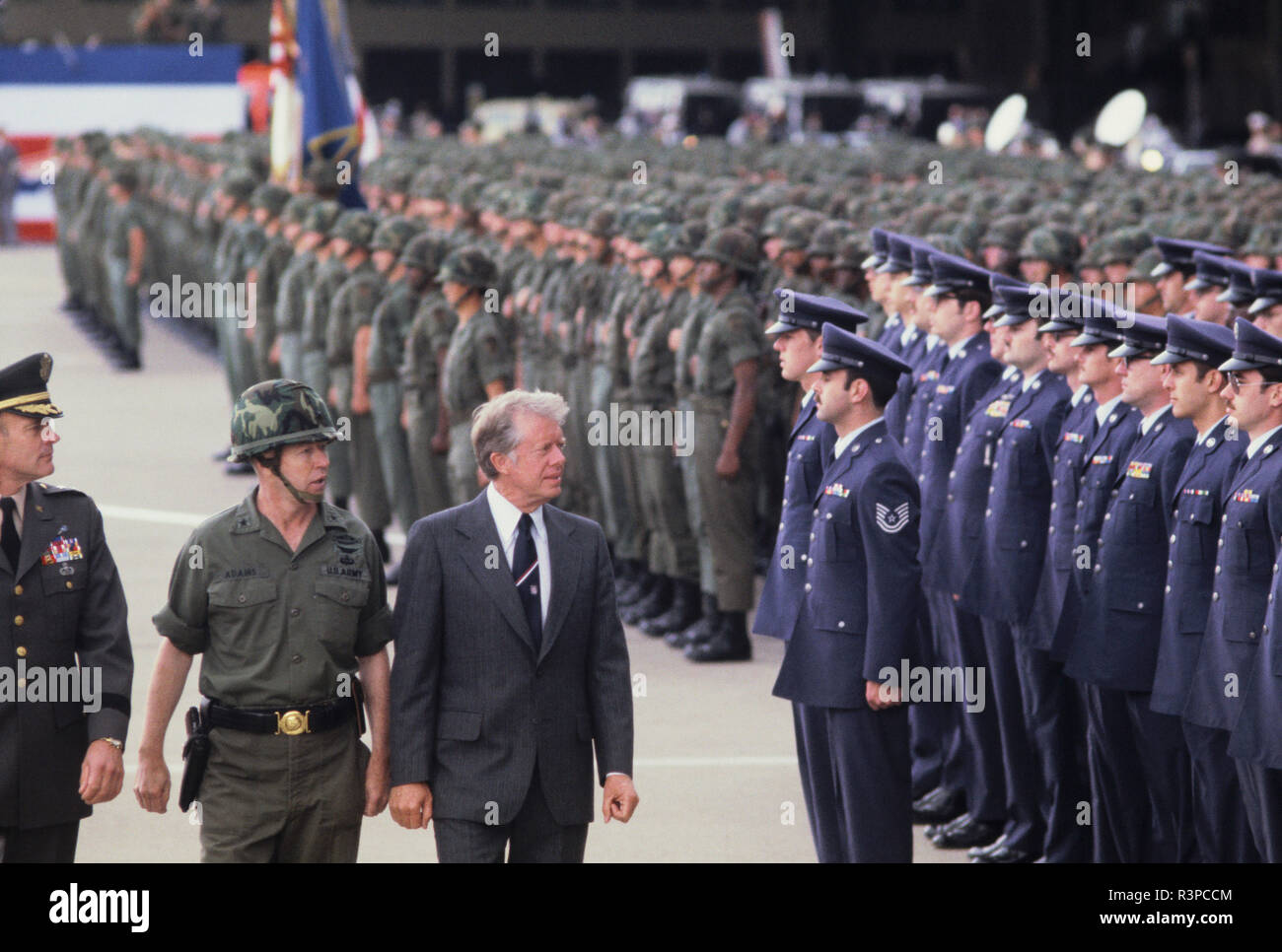 Juillet 1978 : Le Président Jimmy Carter examinant les troupes américaines au cours de la visite en Allemagne pour le Sommet économique. Banque D'Images