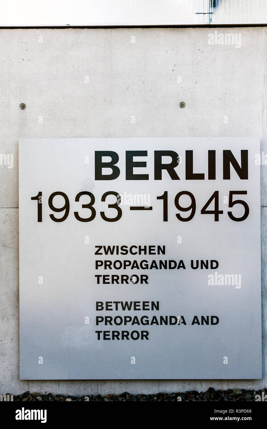 Berlin, Allemagne. Signe d'exposition permanente au musée historique de la topographie de la terreur, de l'emplacement de l'ancien quartier général de la Gestapo (usage éditorial uniquement) Banque D'Images