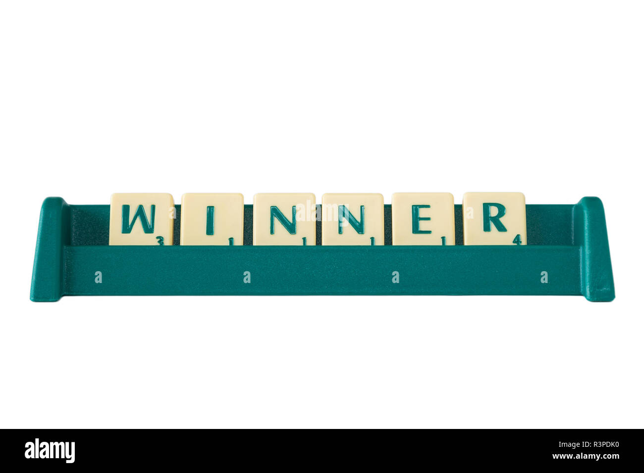 Jeu de Scrabble lettres avec valeur score sur un support formant le mot 'gagnant'. Isolé sur fond blanc. Banque D'Images