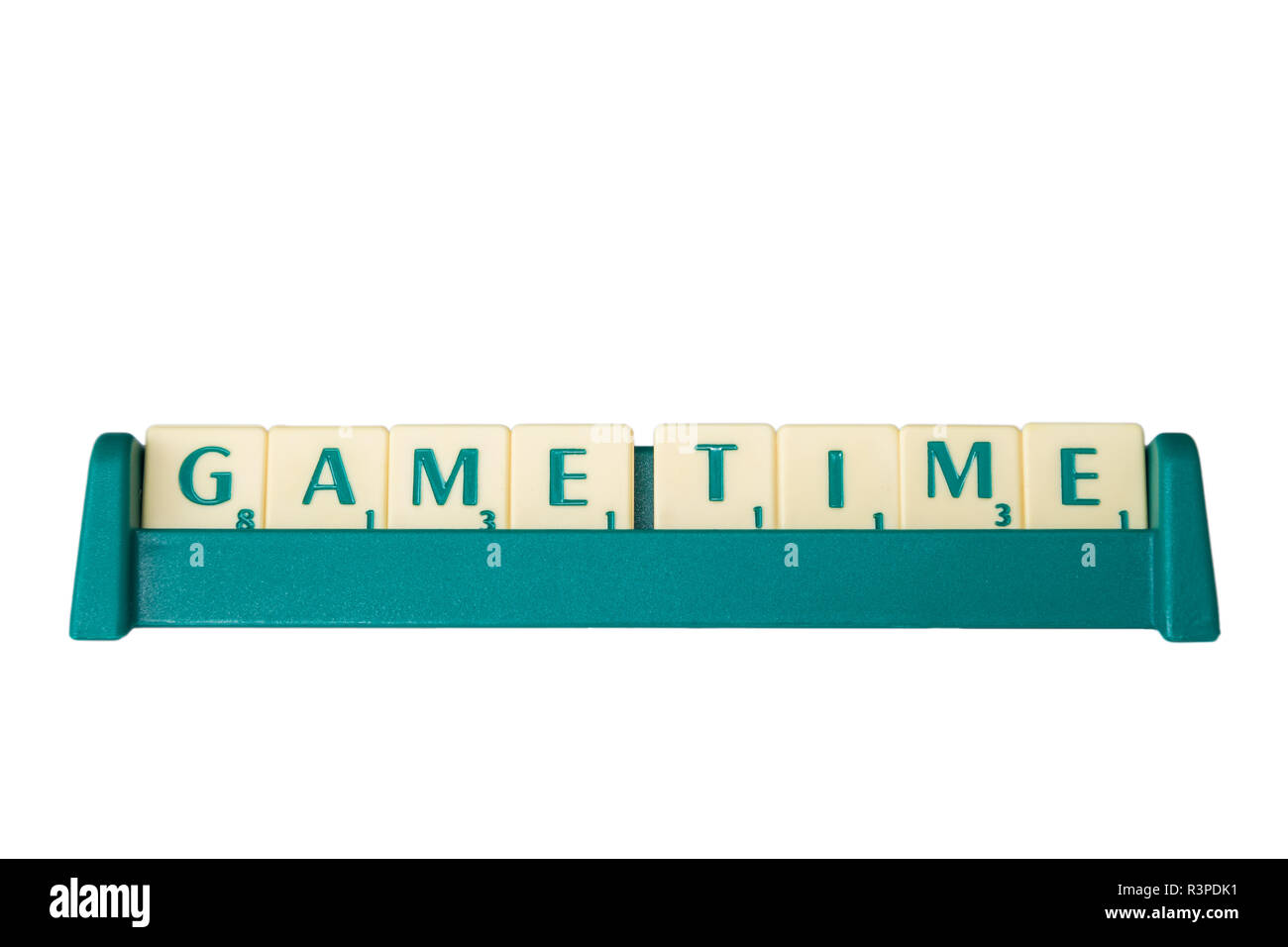 Jeu de Scrabble lettres avec valeur score sur un support formant la phrase 'Time'. Isolé sur fond blanc. Banque D'Images