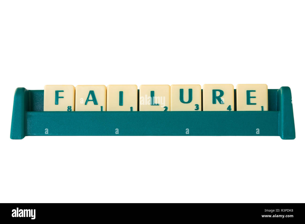 Jeu de Scrabble lettres avec valeur score sur un support formant le mot "échec". Isolé sur fond blanc. Banque D'Images