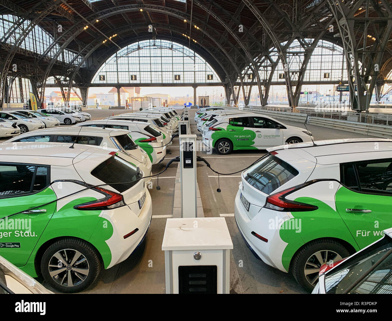 Gare principale avec clevershuttle voiture électrique Nissan LEAF, le partage de voitures à Leipzig, Saxe, Allemagne, le 23 novembre 2018. © Peter Schatz / Alam Banque D'Images