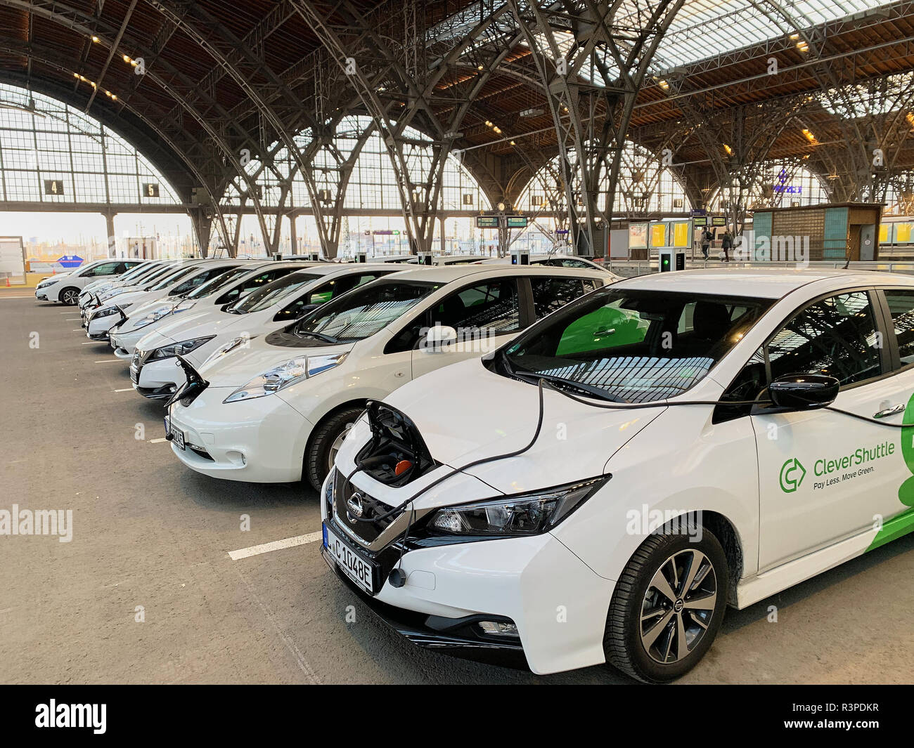 Gare principale avec clevershuttle voiture électrique Nissan LEAF, le partage de voitures à Leipzig, Saxe, Allemagne, le 23 novembre 2018. © Peter Schatz / Alam Banque D'Images