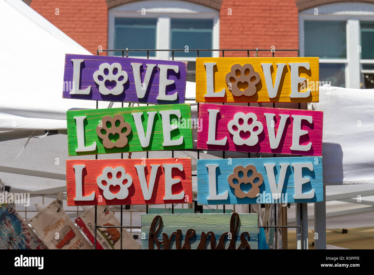 'Amour' colorés maison en bois décorations sur un étal dans le Gaslamp Quarter, San Diego, California, United States, Banque D'Images